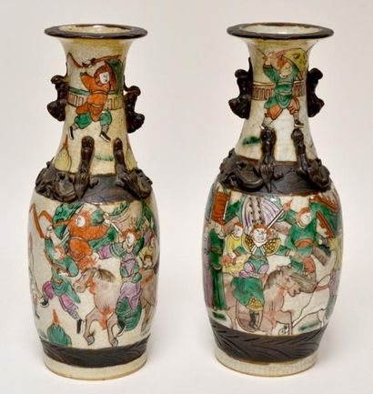 null Paire de VASES en porcelaine de Nankin à décor de guerriers. Chine, XIXe. H....