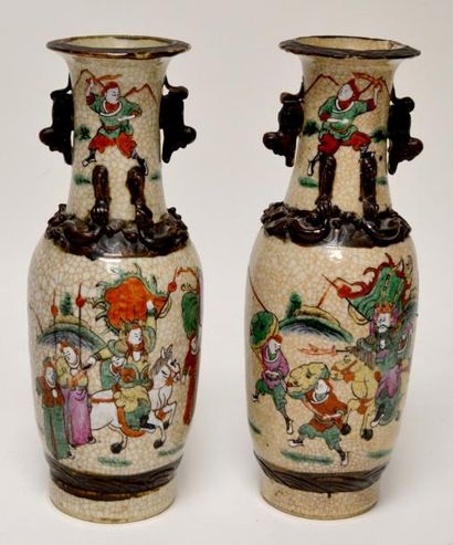 null Paire de VASES en porcelaine de Nankin à décor de guerriers. Chine, XIXe. (Accident...