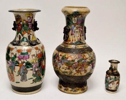 null Deux VASES en porcelaine de Nankin à décor de guerriers, l'un très accidenté....