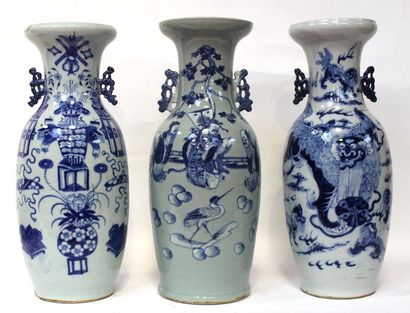 null Trois importants VASES en porcelaine de type bleu et blanc à décor à l'échantillon,...
