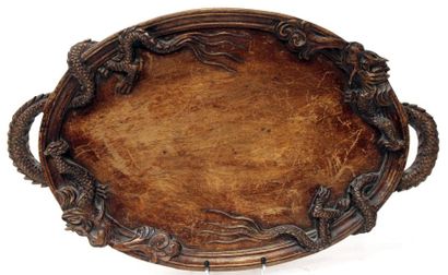 null PLATEAU ovale en bois sculpté, les anses et le bord ornés en relief de dragons...