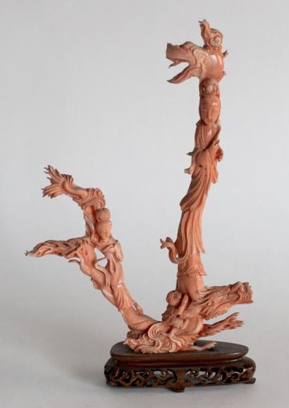 null CHINE. CORAIL peau de pêche sculpté de Guanyin, enfants et dragons . H. 26 cm...