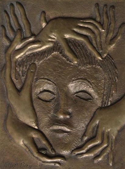 null MAN RAY (1890-1976), Masque, tête aux mains. Bas-relief en bronze signé en bas...