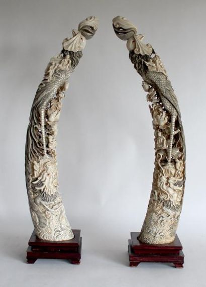 null Paire d'Importantes DEFENSES en ivoire richement sculpté à décor de dragon,...