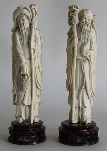null Paire de SAGES en ivoire sculpté, Chine vers 1930. H. 23 cm