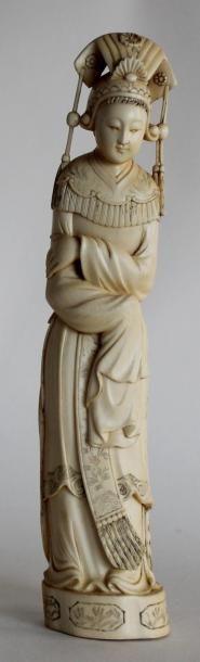 null GUANYIN en ivoire sculpté, Chine vers 1930. H. 31 cm