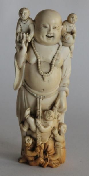 null PUTAI debout, deux enfants sur ses épaules, en ivoire sculpté, Chine vers 1930....