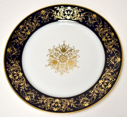 null MANUFACTURE NATIONALE DE SEVRES. ASSIETTE en porcelaine blanche émaillée et...