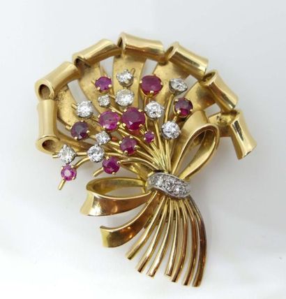 null Belle BROCHE "Bouquet" en or jaune et fils d'or jaune, sertie de rubis synthétiques...