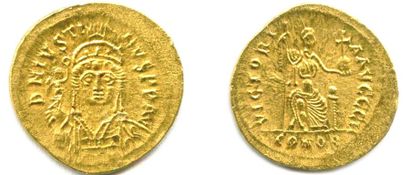 null JUSTIN II (565-578) Son buste de face tenant une Victoire. R/. Constantinople...