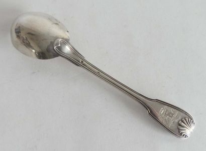 null CUILLER à compote en argent modèle filets coquille. La spatuela armoriée. Poinçon...