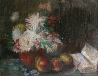 null Ecole française du XXe. Vase de fleurs et fruits, pastel, 50 x 60 cm environ...