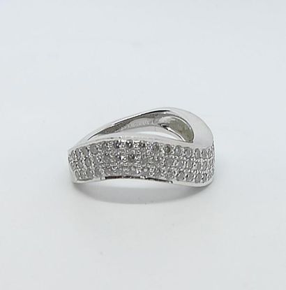 null ANNEAU "Vague" en or blanc serti de diamants. poids brut 6,9 g. Poids des diamants...