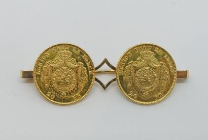 null BROCHE en or jaune ornée de deux pièces de 20 francs belges. Poids 18 g