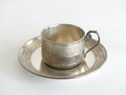 null TASSE et SOUS TASSE en argent à frise de fleurs et nœud de ruban sur fond guilloché....