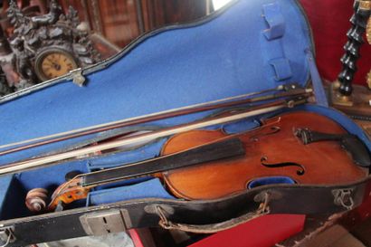 null VIOLON J. GRANDJON Paris, fabriquer de Mirecourt et DEUX ARCHERS dans un étui...