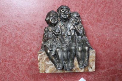 null SUJET en régule figurant trois enfants rigolant assis sur un socle en marbre...