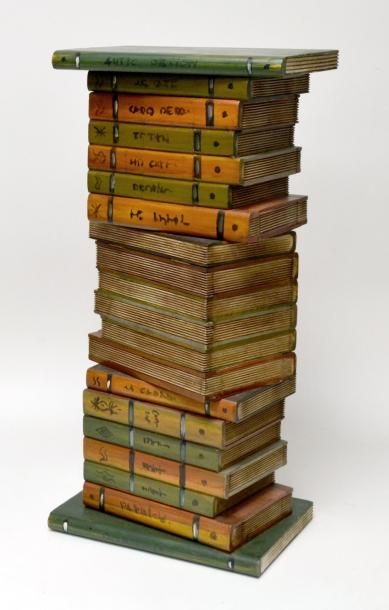 null Originale TABLE formant boîte en bois peint en forme de pile de livres. 58 x...
