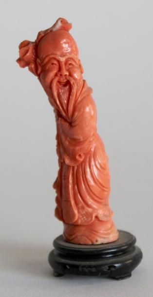 null SHOUXING en corail rouge sculpté. Chine. H. 11cm, Poids brut : 102 g