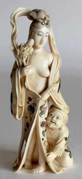 null GROUPE en ivoire sculpté, incrusté de nacre, femme dénudée tenant une branche...