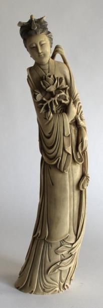 null Importante GUAN YIN en ivoire sculpté, tenant un rameau fleuri. Chine, vers...