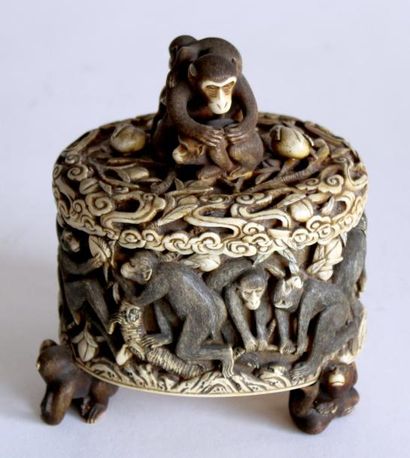 null BOITE en ivoire richement sculpté en bas relief sur la panse de singes se disputant...