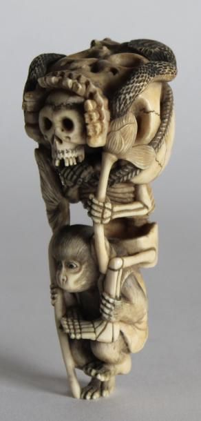 null GROUPE en ivoire sculpté représentant un singe portant un squelette sur ses...
