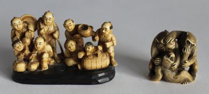 null Lot comprenant un NETSUKE en ivoire représentant trois singes se battant et...