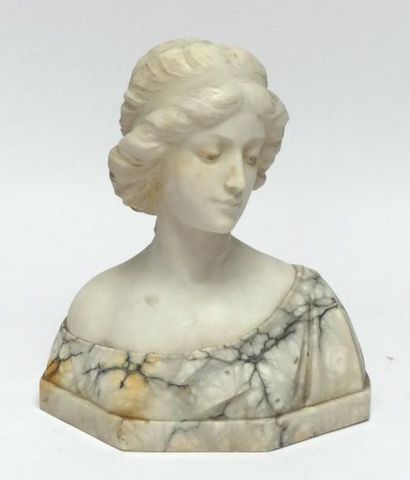 null BUSTE de femme en albâtre blanc et veiné gris. fin XIXe. H. 34 cm