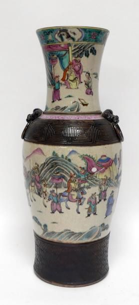 null Important VASE en porcelaine craquelée de Nankin, à décor polychrome de guerriers...
