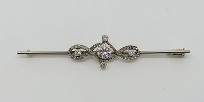 null BROCHE en or gris retenant au centre un diamant T.A dans un entourage de roses...