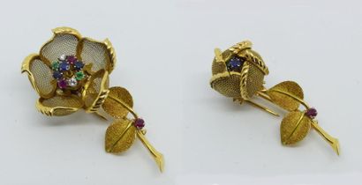 null BROCHE en or jaune figurant une rose, les pistils trembleurs sertis de diamants,...