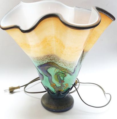 null Ravissante LAMPE cornet en verre multicolore, signé et daté à la base. 
