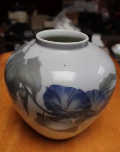 null ROYAL COPENHAGEN, Vase en porcelaine à décor de liserons. Très léger éclat au...