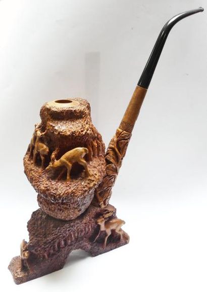 null Importante PIPE en bois sculpté figurant des cervidés sur un rocher. 