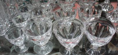 null BACCARAT, douze verres en cristal. On y joint cinq verres à liqueur au modè...