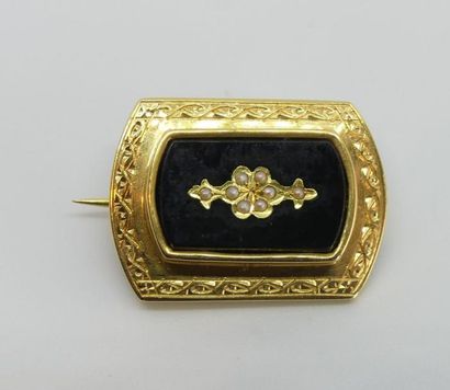 null BROCHE en or jaune ornée d'une plaque d'onyx piquée de perles. poids brut 4,5...