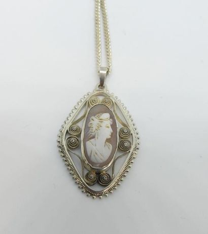 null PENDENTIF en argent filigrané orné d'un camée coquille à profil féminin, CHAINE...