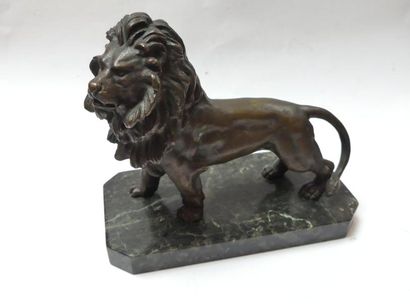 null Lion en bronze, socle de marbre noir 