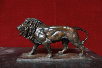 null BARYE (d'après), Lion marchant, bronze portant sur la base le nom de l'éditeur...