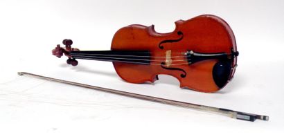 null Petit VIOLON Paul BEUSCHER et un ARCHET. L du violon. 312 mm Dans un étui.