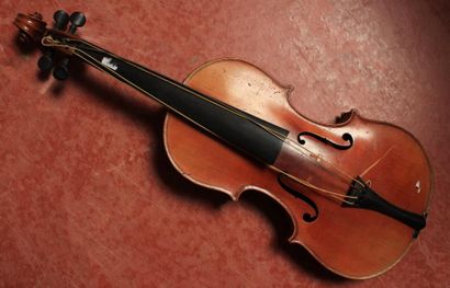 null VIOLON d'enfant. Etiquette apocryphe Stradivarius. 30 cm. En l'état.
