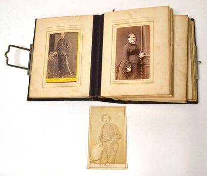 null ALBUM de photos de famille, portant en vignettes fin XIXe. On y joint un portrait...