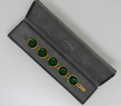 null LALIQUE. BRACELET en métal doré et cabochons de cristal vert émeraude. Dans...