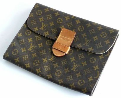 null Louis VUITTON. POCHETTE en toile monogram et cuir naturel