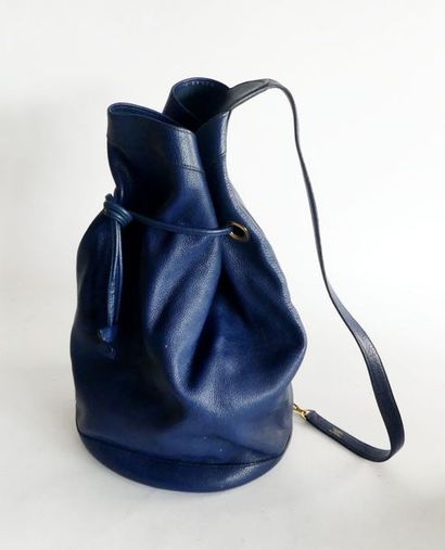 null HERMES Paris. Sac porté épaule en cuir grainé bleu, oeillets métal doré.