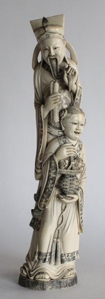 null CHINE. Beau GROUPE en ivoire sculpté de Luxing accompagné d’une femme tenant...
