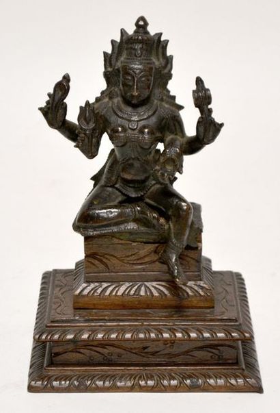null SUJET en bronze à patine brune, représentant DOURGA assise. Inde du Sud. H....