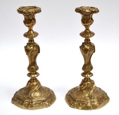 null Paire de BOUGEOIRS en bronze doré, style Louis XV, XIXe. H. 28 cm