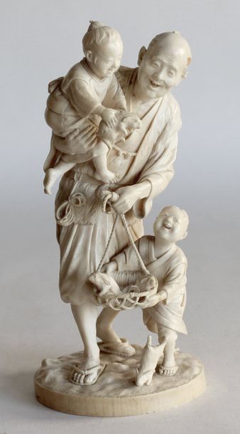 null Important OKIMONO en ivoire sculpté figurant un vieil homme et deux enfants...